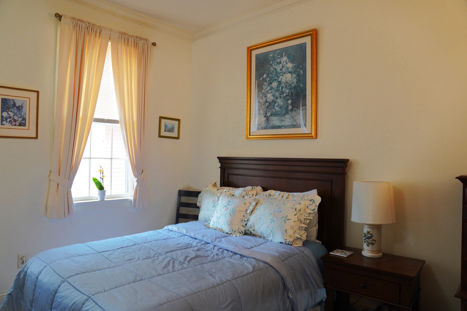 Cozy bedroom residence at John Bertram House of Salem