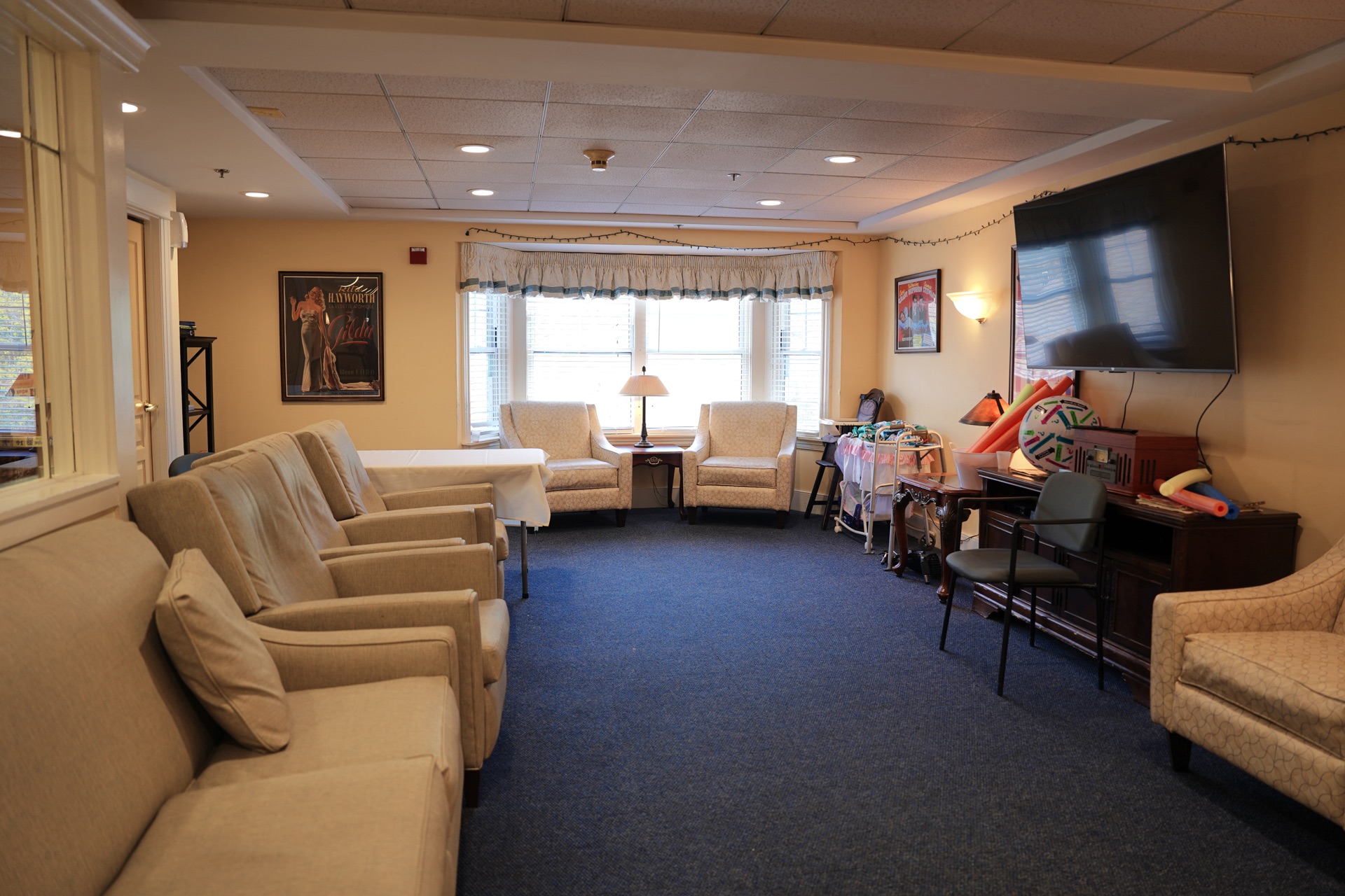 Comfortable lounge in the Reminiscence memory care neighborhood at John Bertram House of Swampscott